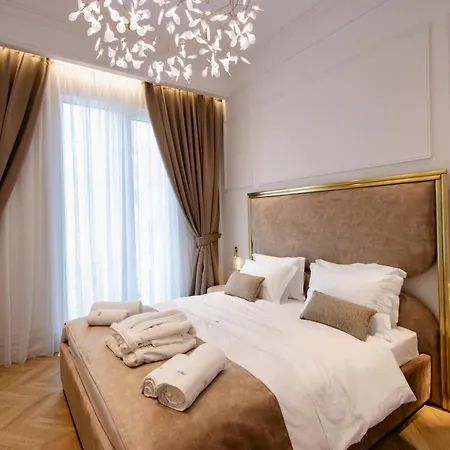 The Crown Boutique & 4* 地拉那