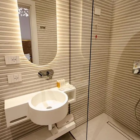 Hotel The Crown Boutique & 4*