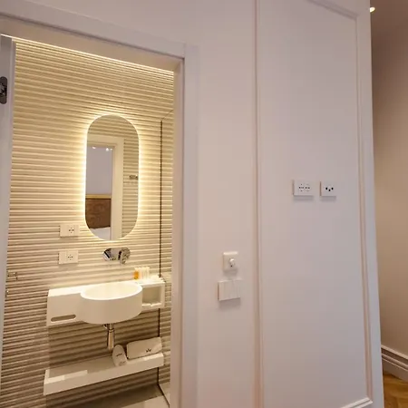 Hotel The Crown Boutique & 4*