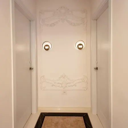 Hotel The Crown Boutique &