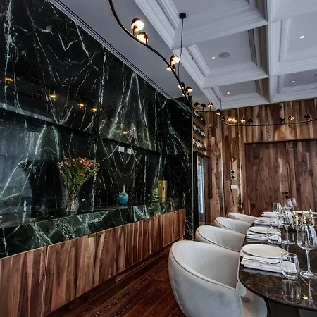 Hotel The Crown Boutique & Tirana
