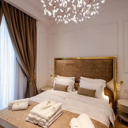 The Crown Boutique & 4* 地拉那