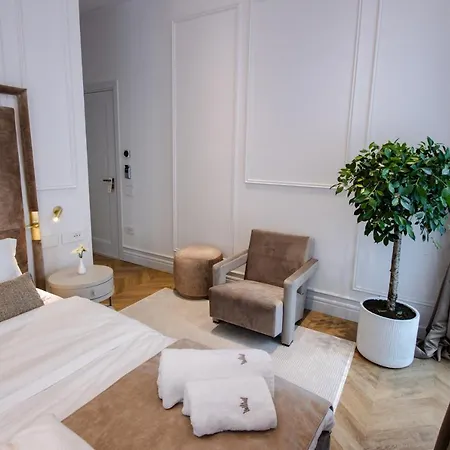 Hotel The Crown Boutique & Tirana