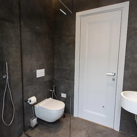 Hotel The Crown Boutique & 4*