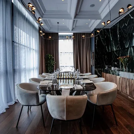 Hotel The Crown Boutique & 4*