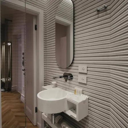 The Crown Boutique & 4* Tirana