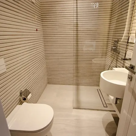 The Crown Boutique & 地拉那