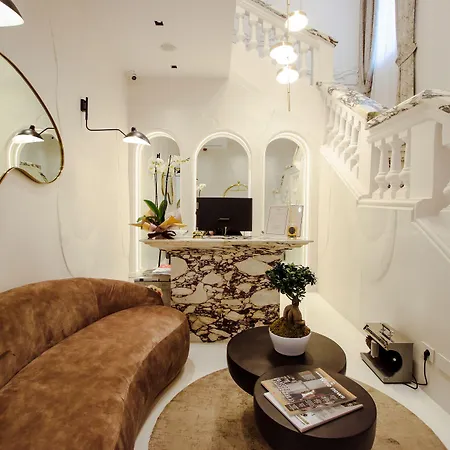 The Crown Boutique & 地拉那