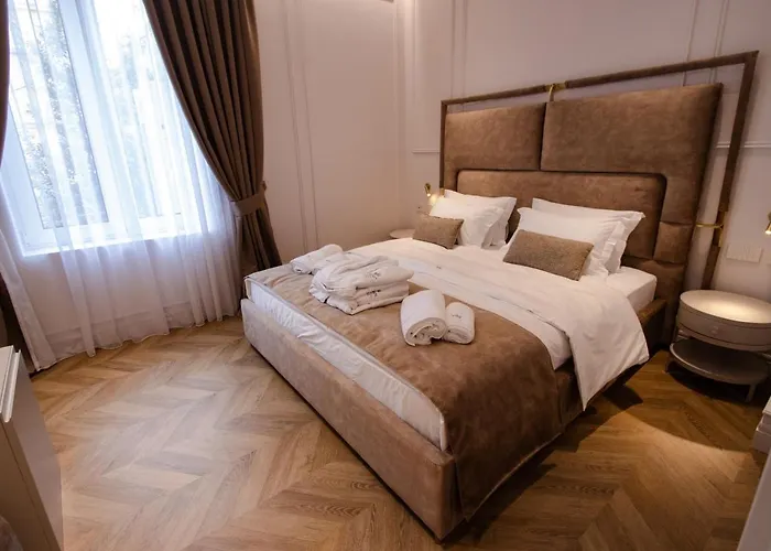 The Crown Boutique & 4*