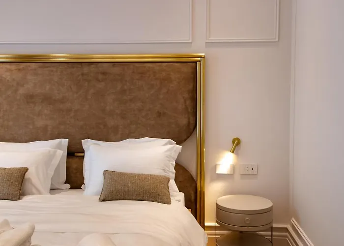 Hotel The Crown Boutique &