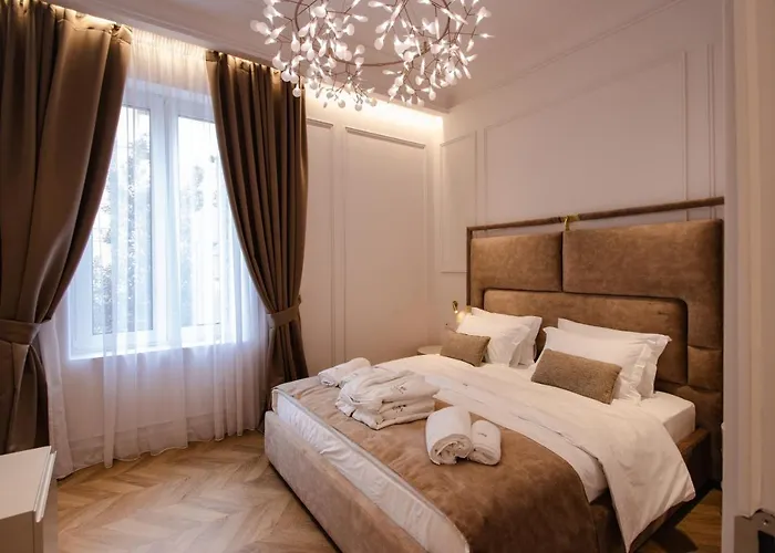 The Crown Boutique & 4*