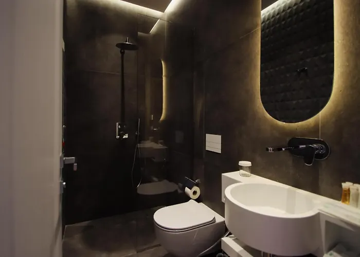 Hotel The Crown Boutique & 4*