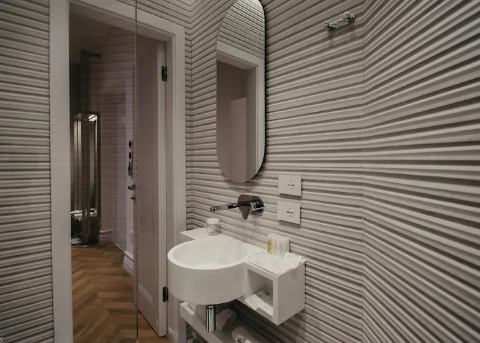 The Crown Boutique & 4* Tirana