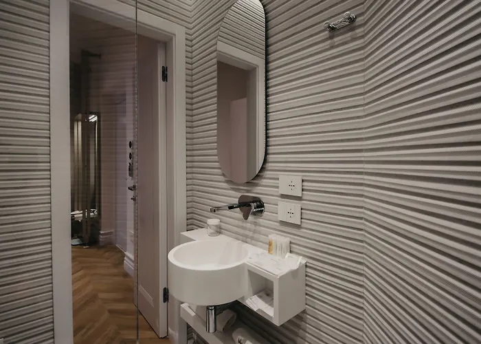 The Crown Boutique & 4*