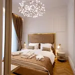 The Crown Boutique & 4* Τίρανα