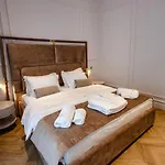 The Crown Boutique & Ξενοδοχείο 4*