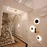 The Crown Boutique & Τίρανα