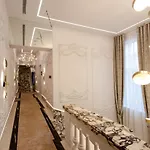 The Crown Boutique & 4* Τίρανα