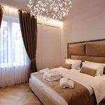 The Crown Boutique & 4*