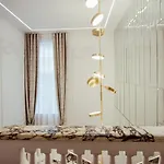 The Crown Boutique & Τίρανα