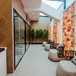 The Crown Boutique & 4* Τίρανα