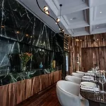The Crown Boutique & Ξενοδοχείο 4*