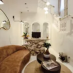 The Crown Boutique & Τίρανα