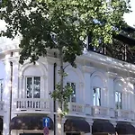The Crown Boutique & Τίρανα