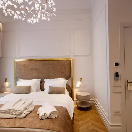 Hotel The Crown Boutique &