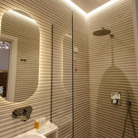 The Crown Boutique & فندق 4*