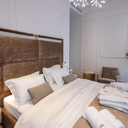 The Crown Boutique & 4*