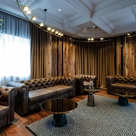 The Crown Boutique & فندق