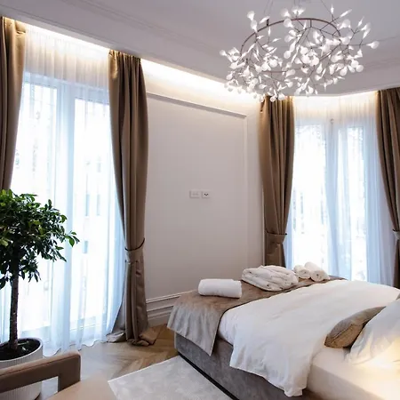 Hotel The Crown Boutique & Tirana