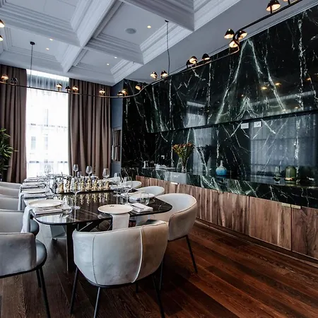 The Crown Boutique & 4*