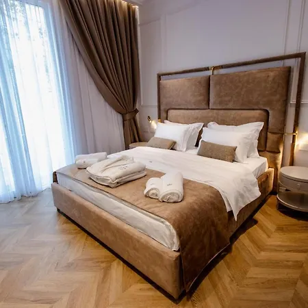 The Crown Boutique & فندق 4*