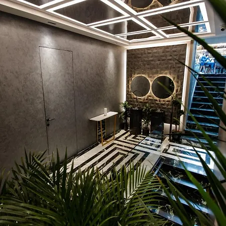 The Crown Boutique & فندق تيرانا