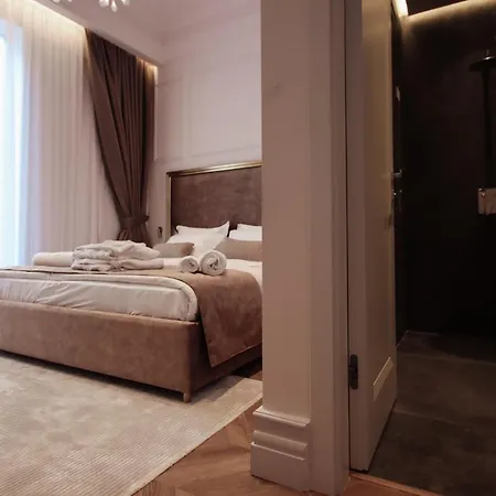 The Crown Boutique & تيرانا