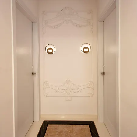 The Crown Boutique & فندق