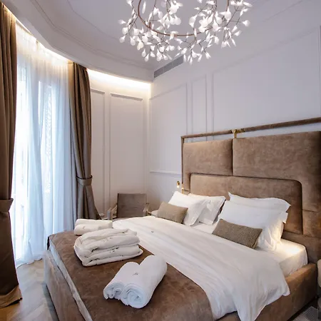 The Crown Boutique & فندق