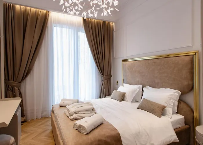 Hotel The Crown Boutique & 4*