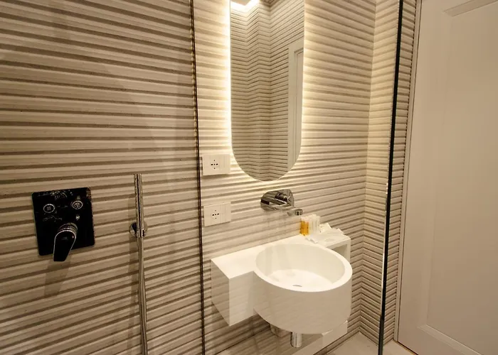 The Crown Boutique & 4*