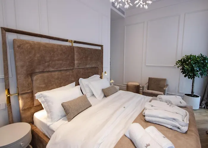 The Crown Boutique & 4*