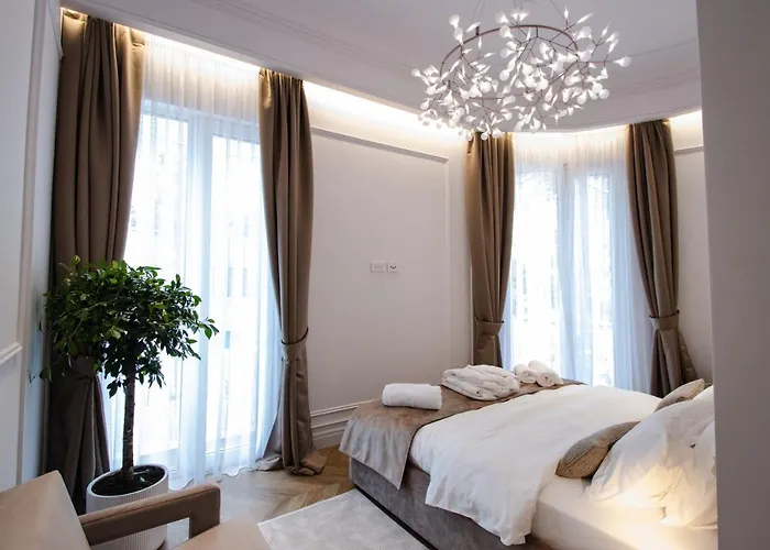 Hotel The Crown Boutique & Tirana
