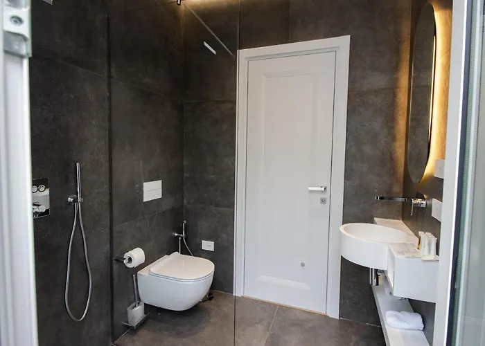 The Crown Boutique & 4* Tirana