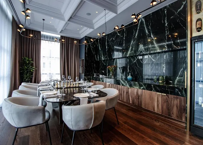 The Crown Boutique & 4*