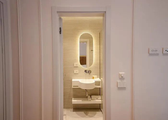 Hotel The Crown Boutique & Tirana