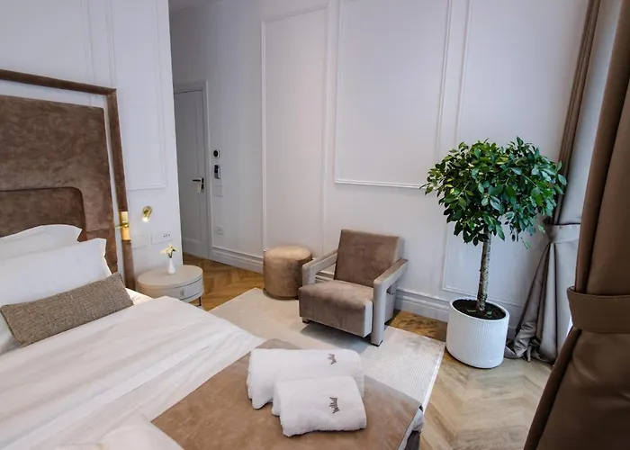 Hotel The Crown Boutique & Tirana