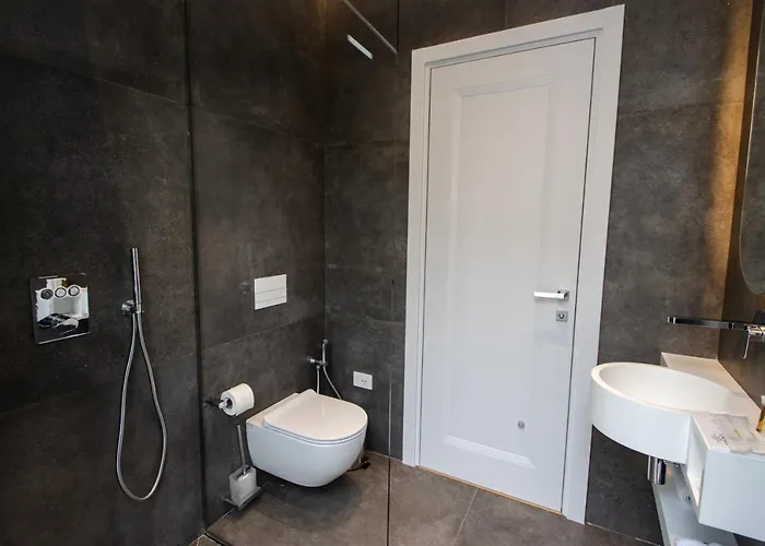 Hotel The Crown Boutique & 4*