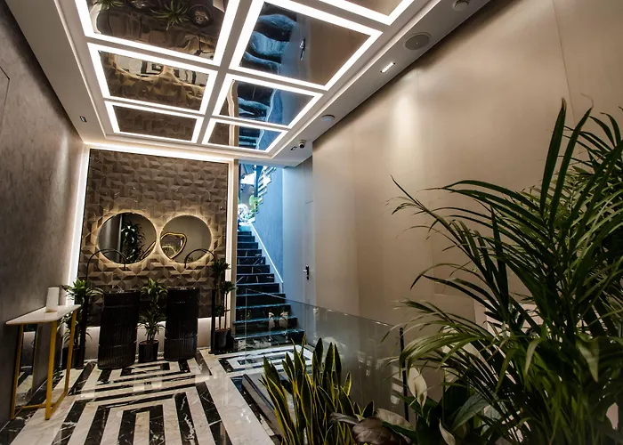 The Crown Boutique & 4*