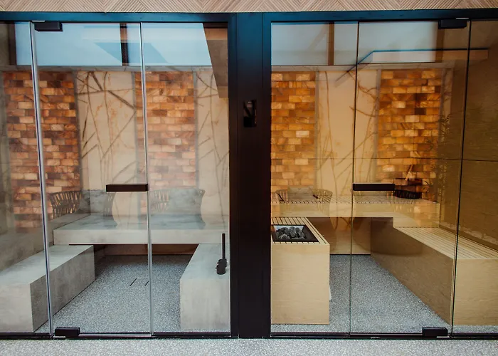 Hotel The Crown Boutique & 4*